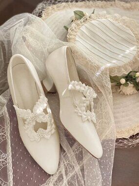 Ivory Vintage Pointed-Toe Kitten Heels | Bow & Pearl Bridal Pumps